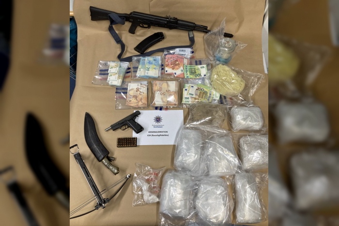 Kassel: Heroin, Drogengeld und Waffen beschlagnahmt