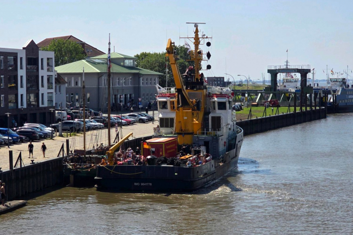 Bremerhaven: Schiffsbrand während Einlaufparade gelöscht
