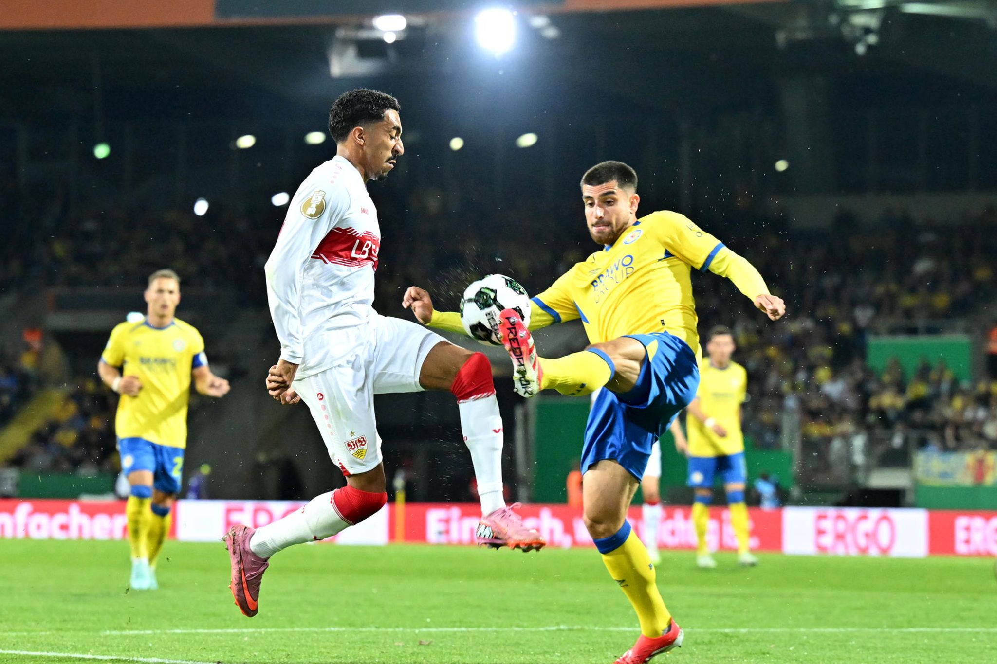 VfB Stuttgart siegt im Elfmeterschießen gegen Eintracht Braunschweig nach Acht-Tore-Drama