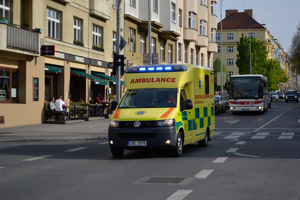 „Todesdreieck“ im Gesicht: Pickel-Ausdrücken hätte Frau fast das Leben gekostet!