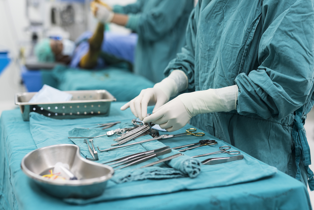 Skandal im OP-Saal: Zwölfjähriges Mädchen bohrt Loch in Patientenschädel!