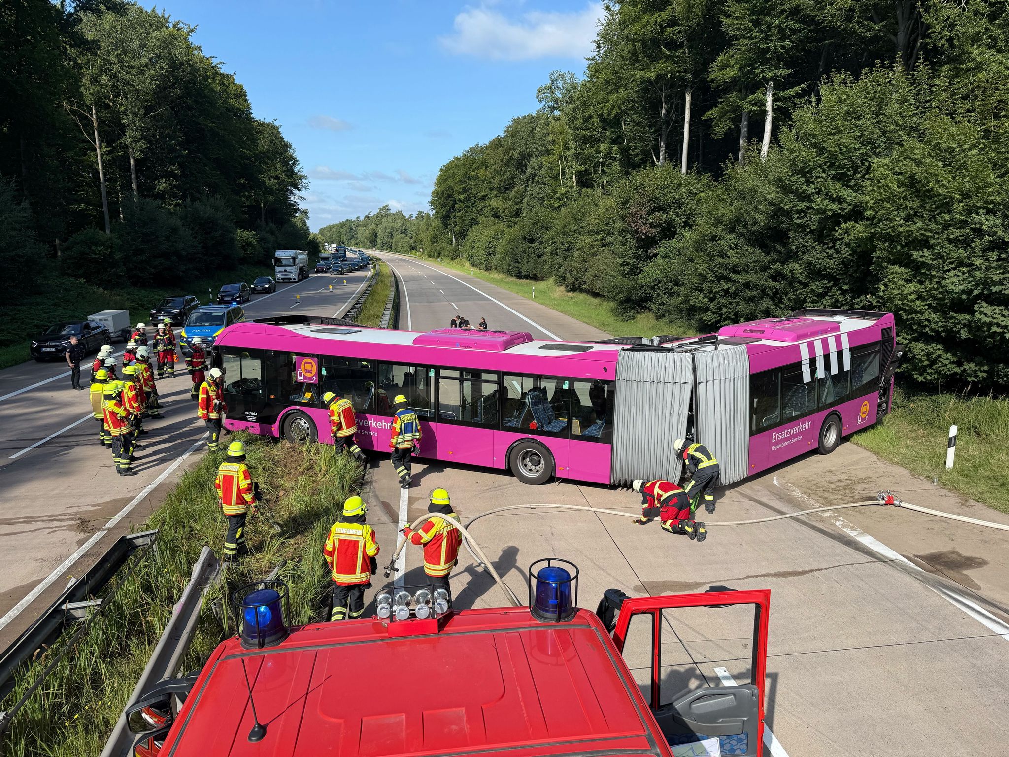 Fünf Verletzte bei Busunfall auf A24