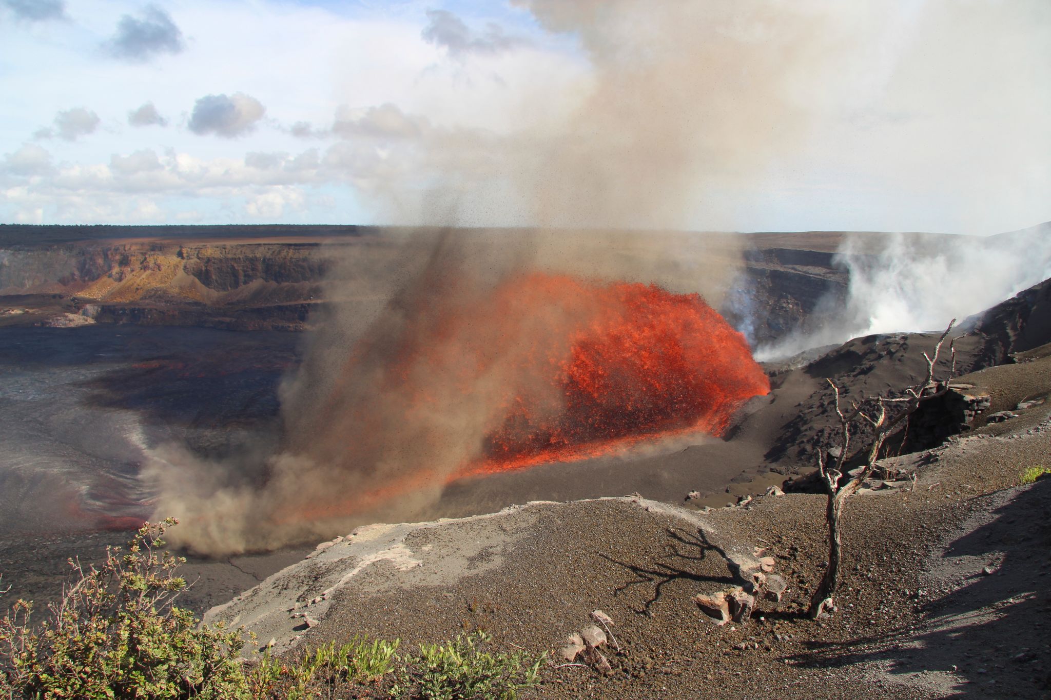 Vulkan Kilauea auf Hawaii stößt Lavafontänen aus