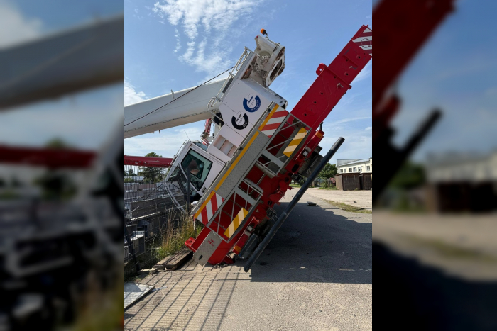 Autokran kippt in Boizenburg