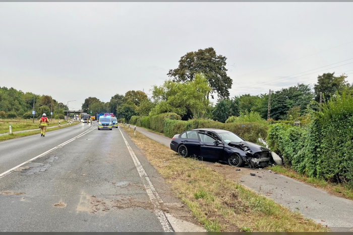 Ratingen: Autofahrer eingeschlafen, Mitfahrer lebensgefährlich verletzt