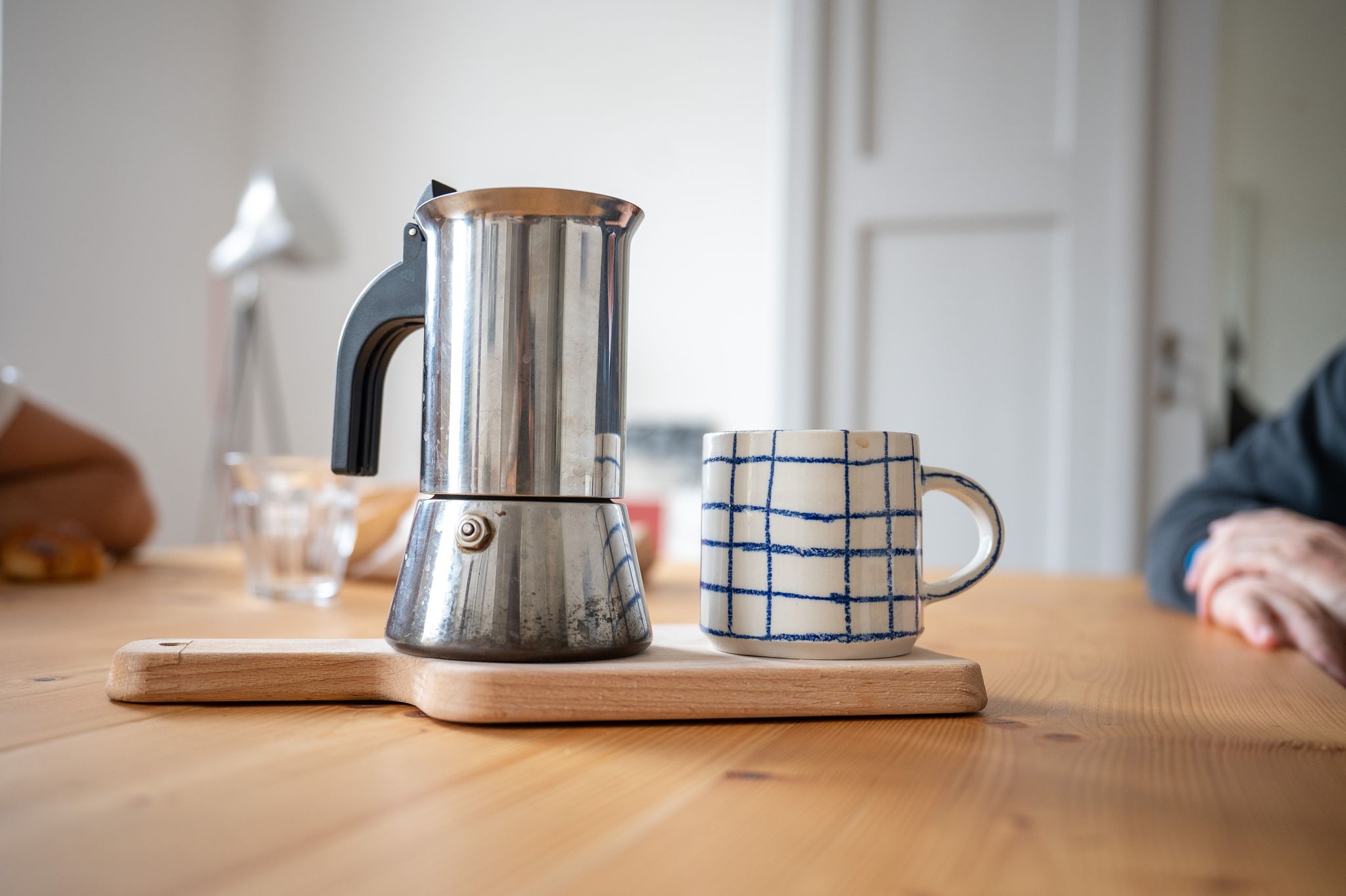 Kaffeetrinker nach der ersten Tasse morgens besser gelaunt