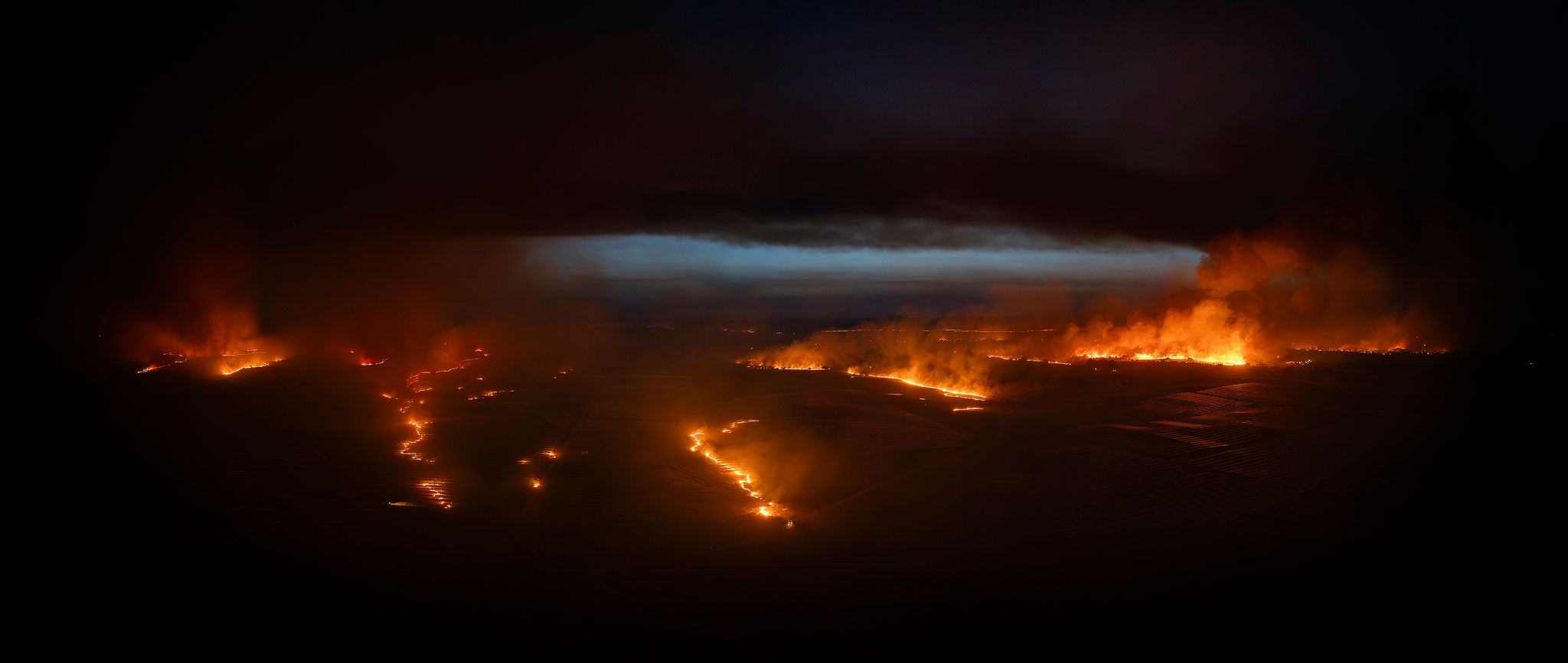 Deutsche Feuerwehrleute kämpfen gegen verheerende Waldbrände in Spanien