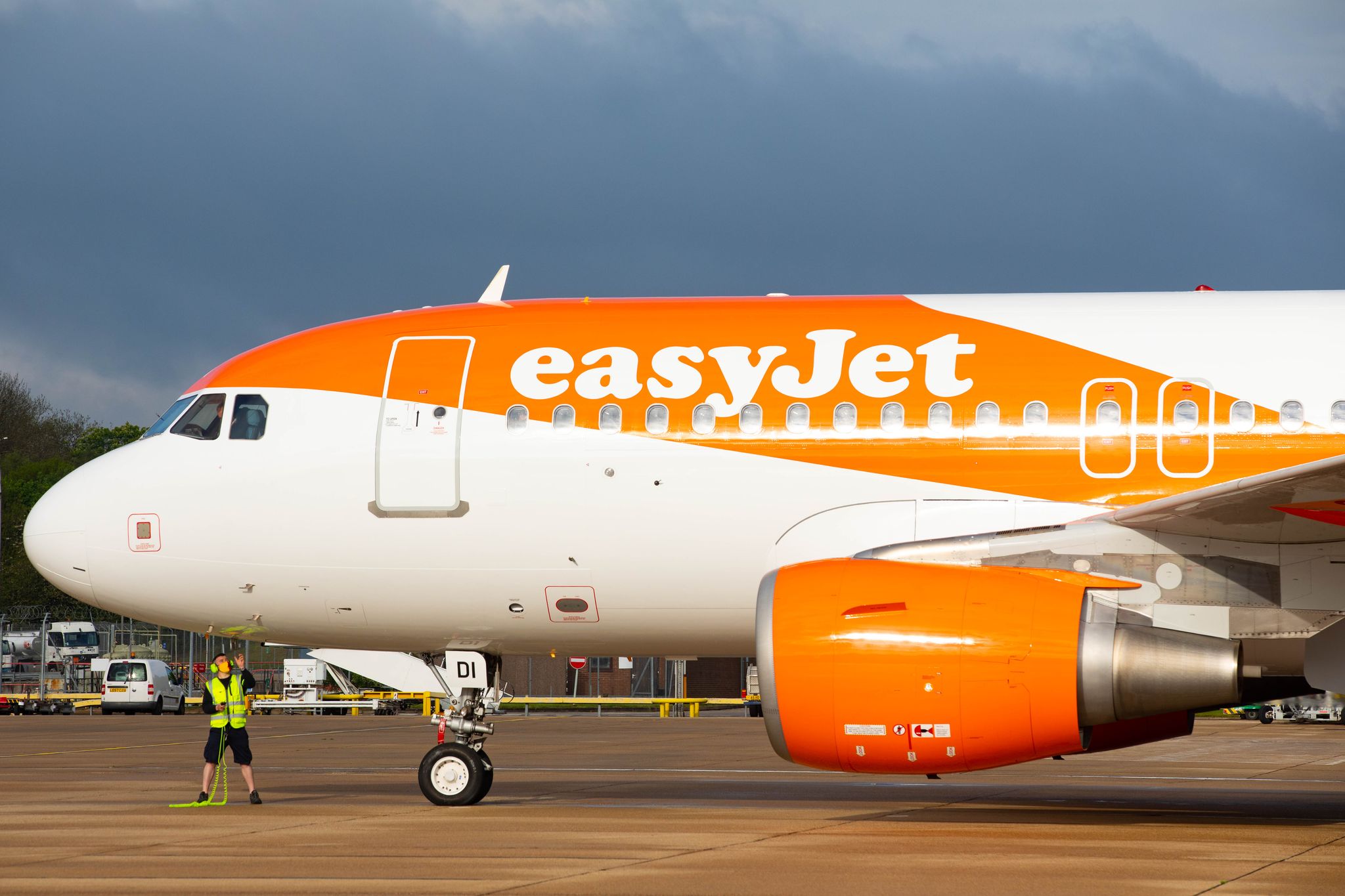 Betrunken und nackt in Hotelbar? Easyjet stellt Piloten frei