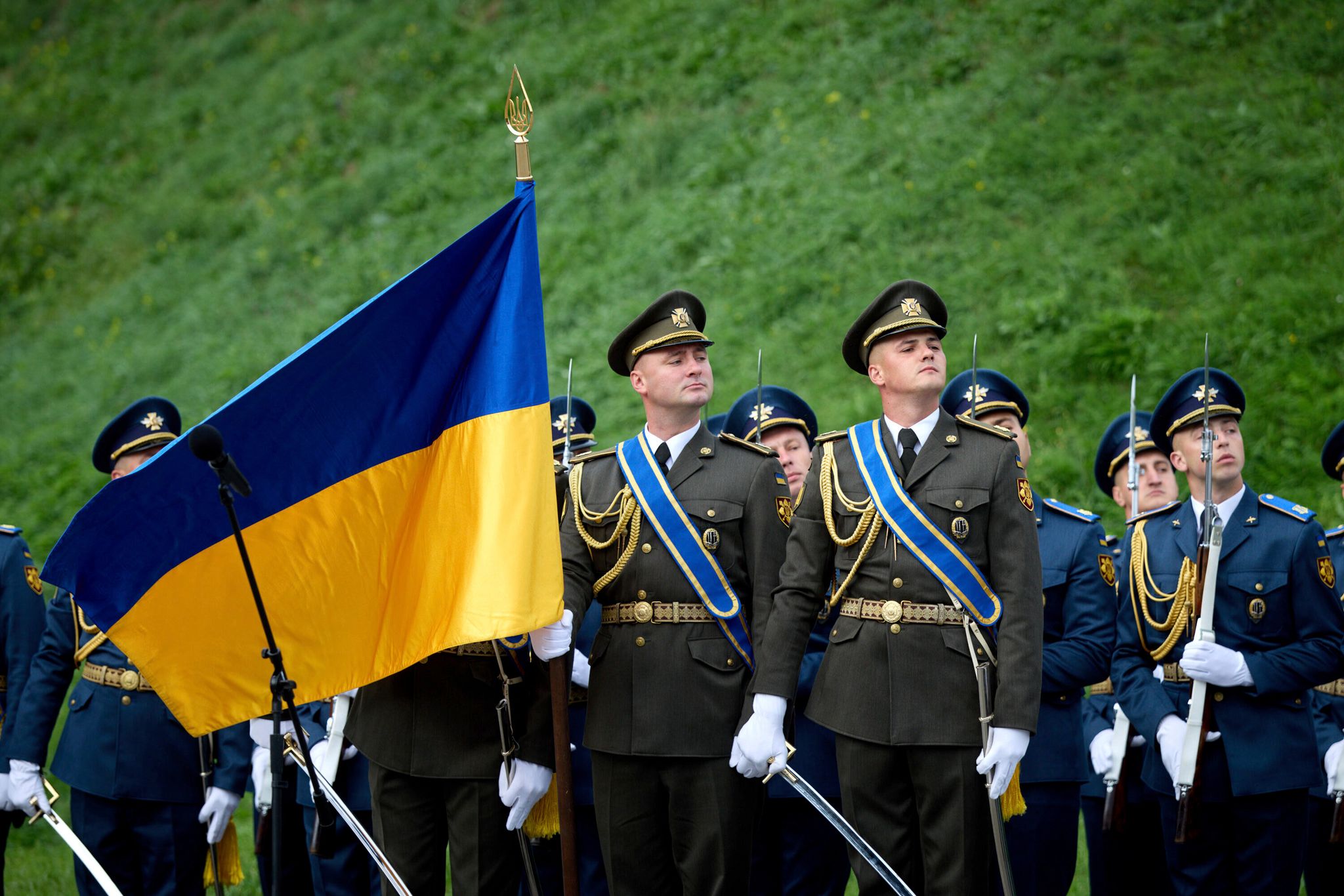 Ukraine feiert Nationalflagge – Russen rücken weiter vor