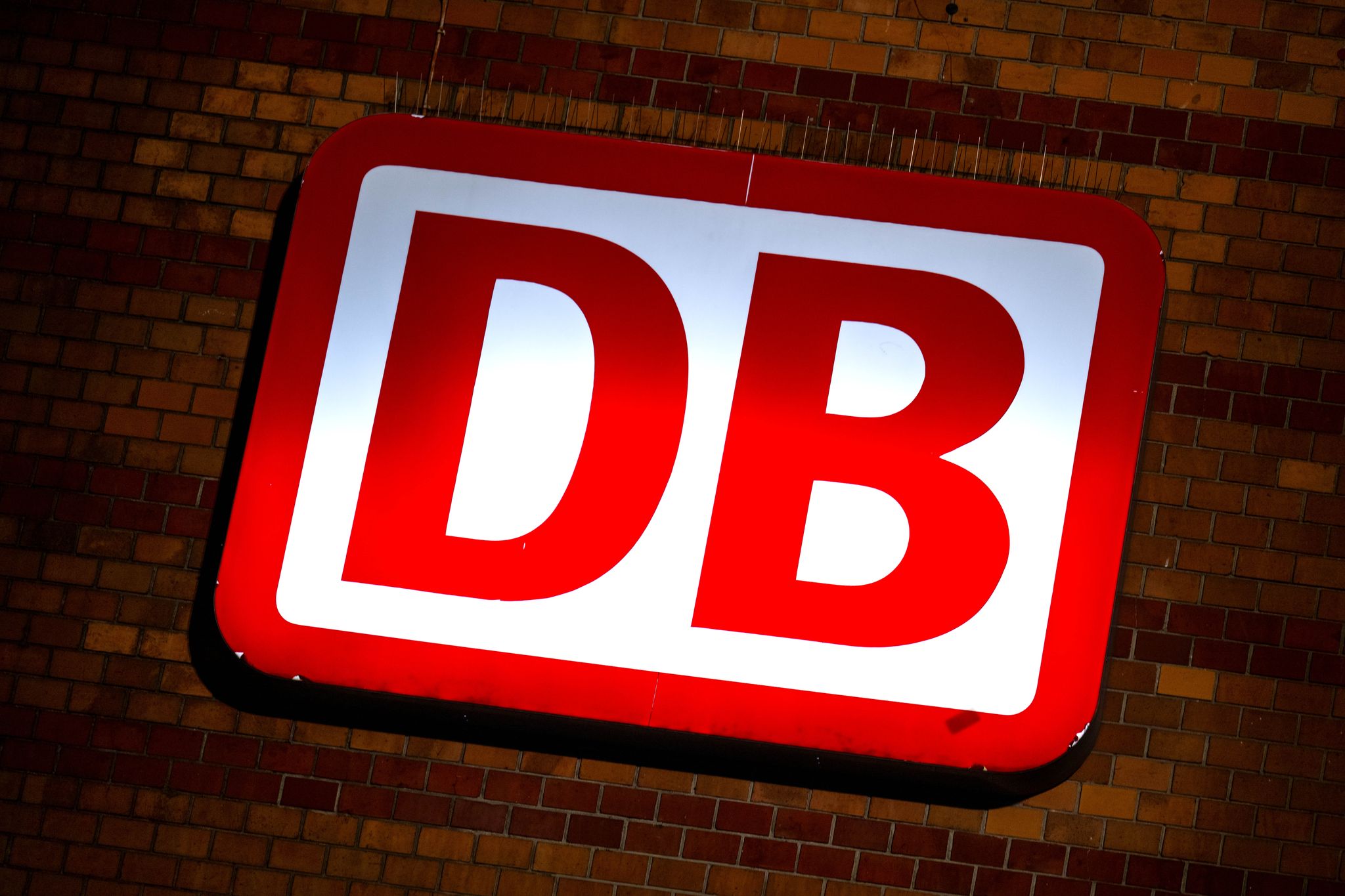 Seil am Strommast kaputt: ICE bleibt in Köln liegen