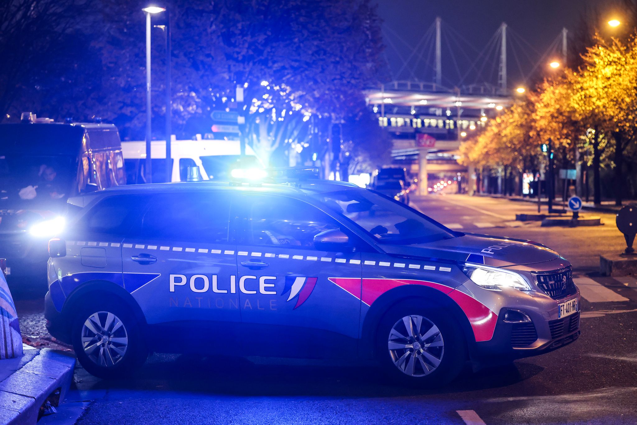 Auto fährt in Frankreich in Menschen vor Bar – ein Toter