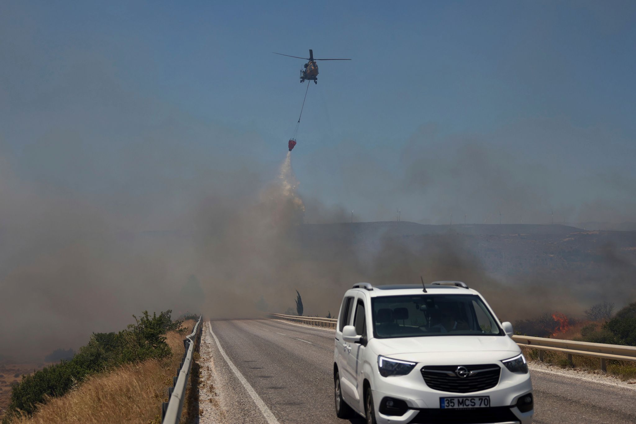 Schwerer Waldbrand in Canakkale: Evakuierungen und Flughafensperrung