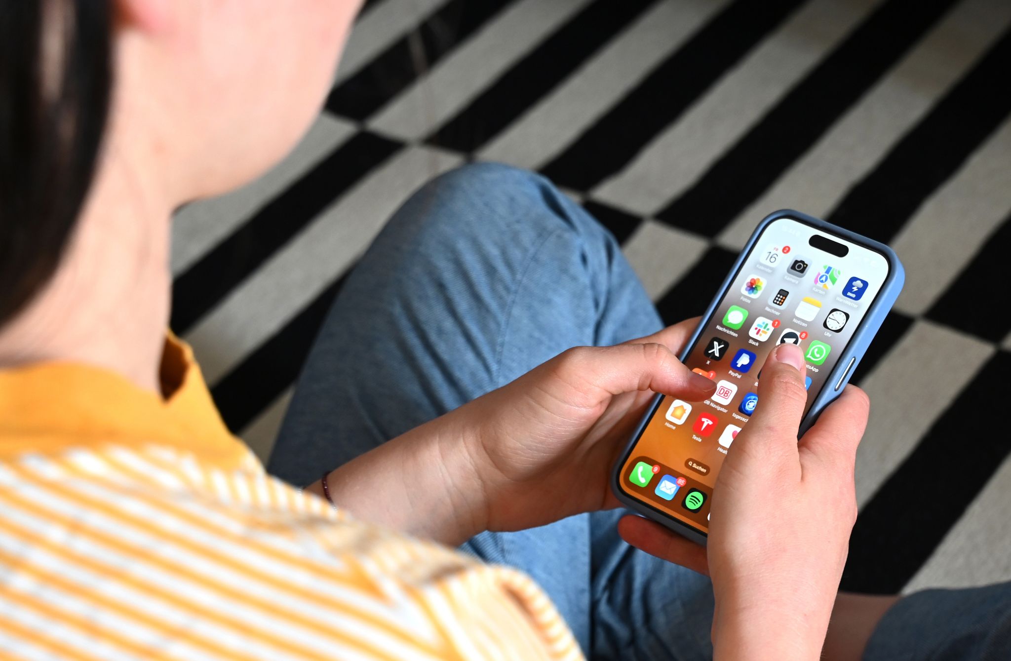 Umfrage: So viele Eltern wollen ein Handy-Verbot an Schulen