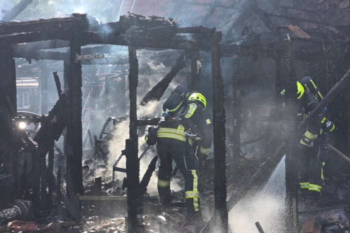 Fahrenkrug: Brand eines Anbaus in voller Ausdehnung