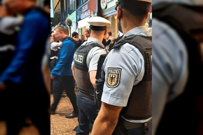 Polin überwältigt von Bundespolizisten