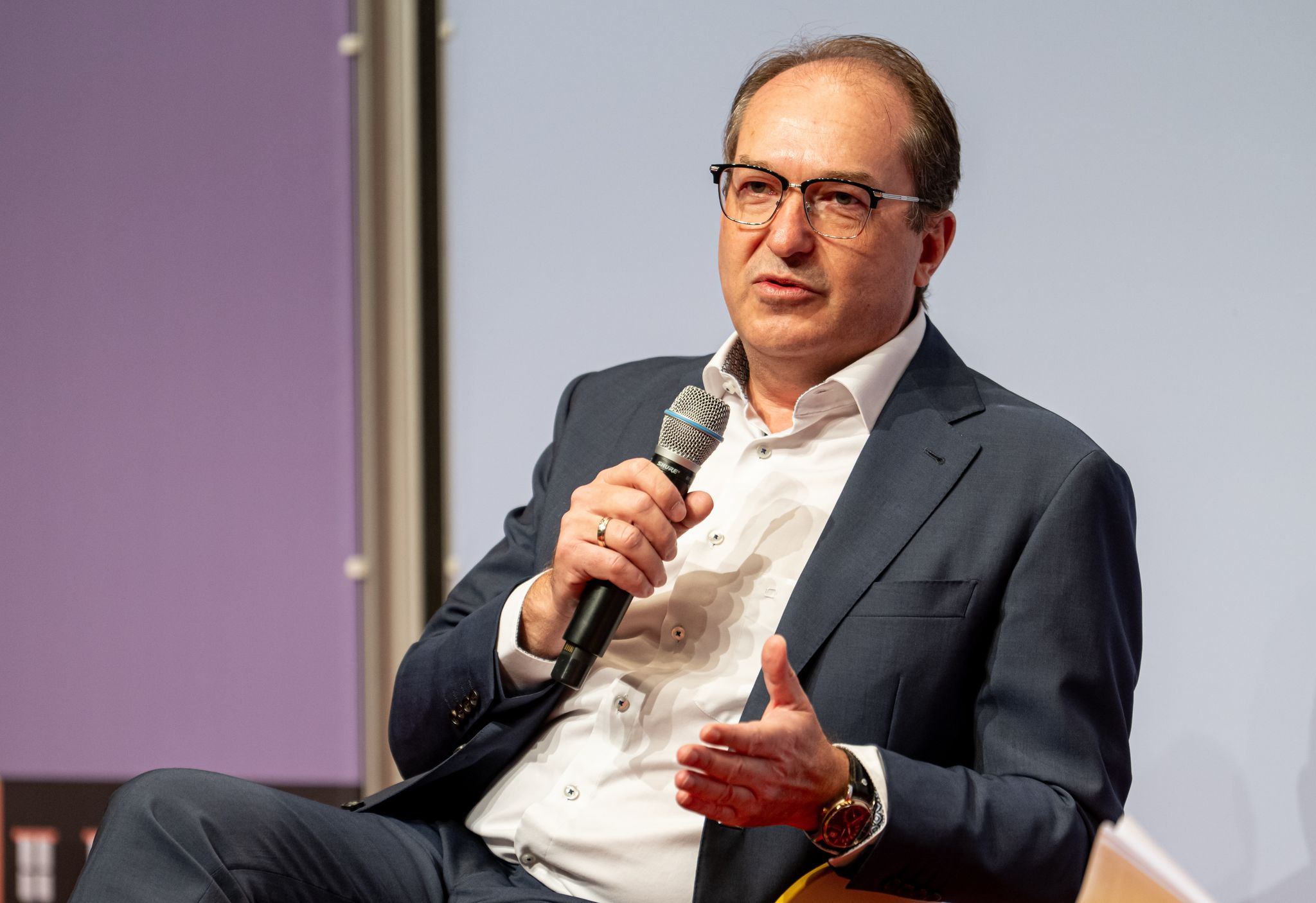 Dobrindt verteidigt Kurs bei Aufnahme von Afghanen