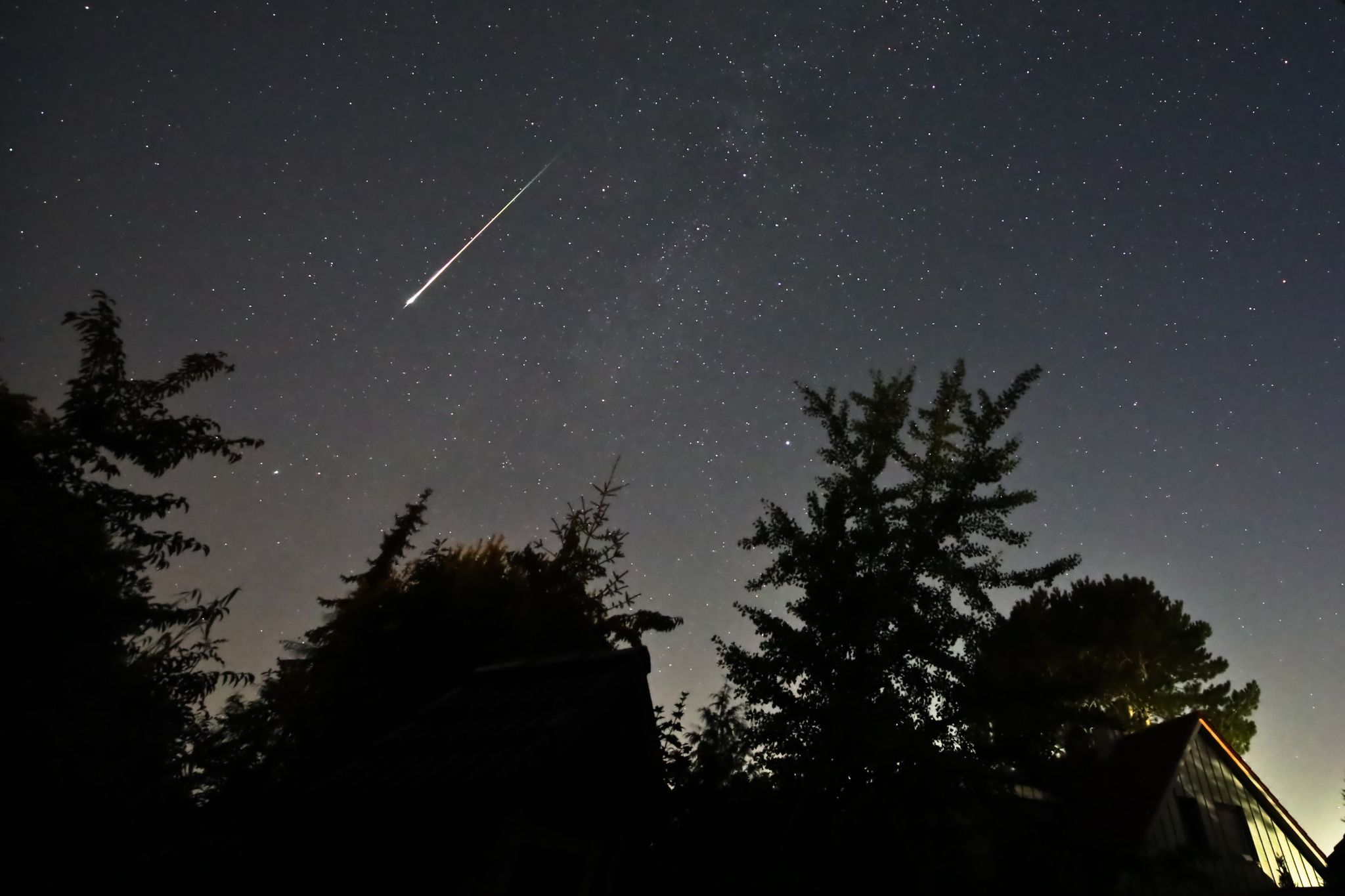 Sternschnuppen-Strom der Perseiden im August zu sehen