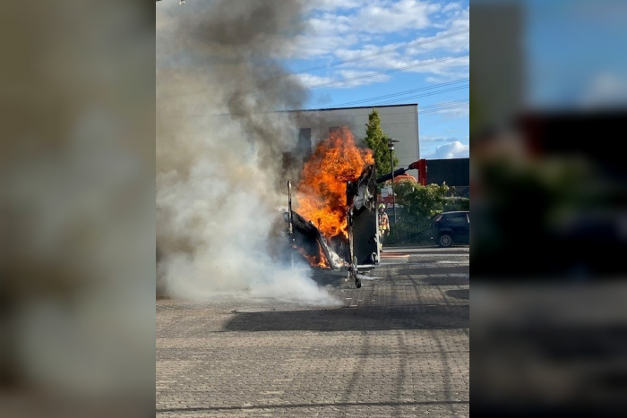 Wewer: Imbissanhänger in Paderborner Süden in Vollbrand
