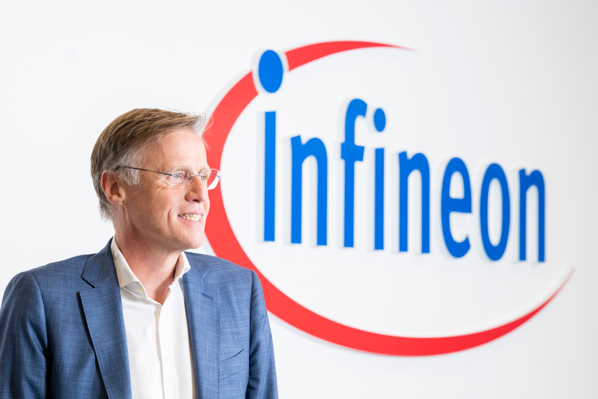 Infineon verdient fast ein Viertel weniger und hebt Prognose