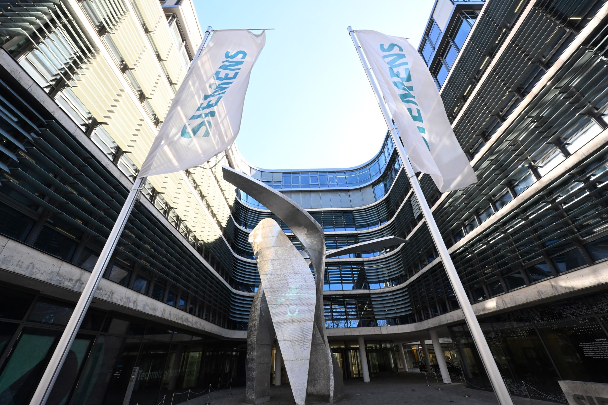 Siemens trotzt Weltwirtschaft, steigert Gewinn und Auftragseingang