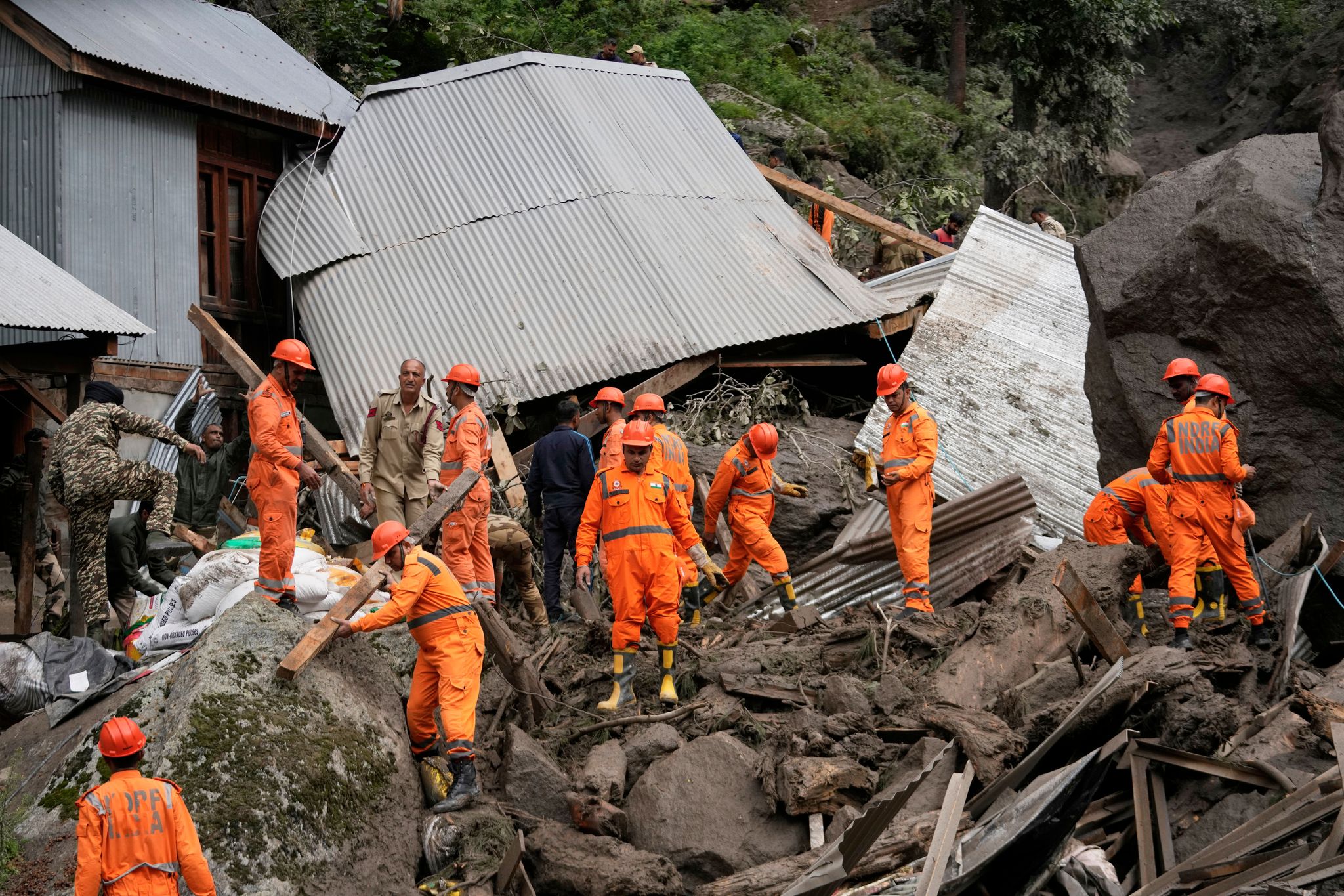 Mehr als 200 Tote nach Sturzfluten in Kaschmir und Pakistan