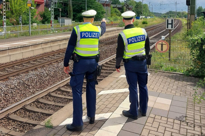 Nothalt nach Mann auf Bahnsteigkante