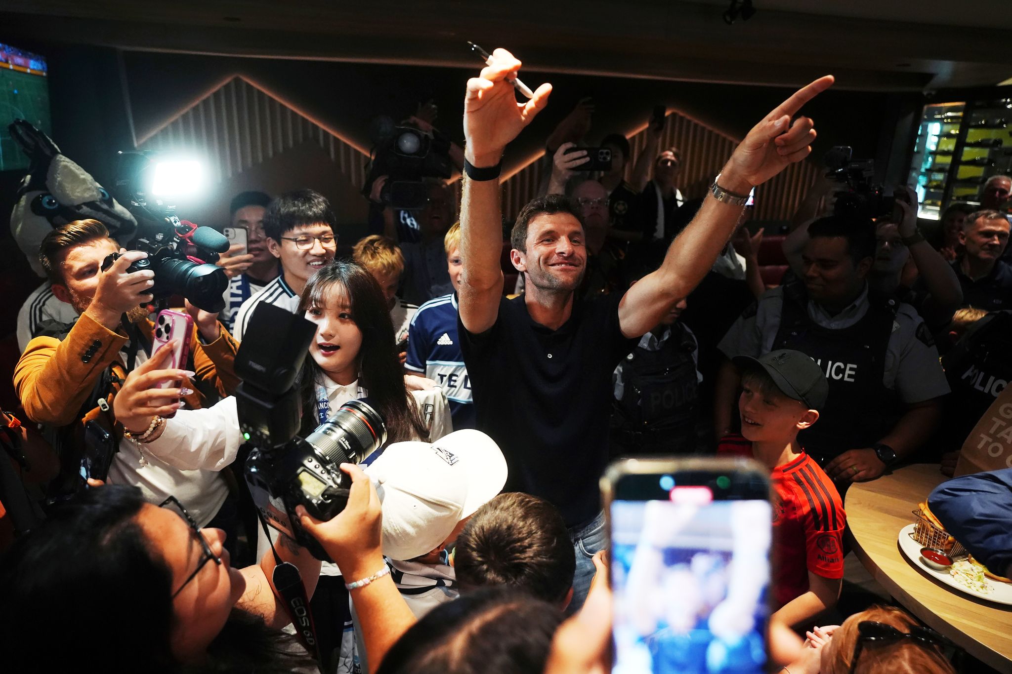 Müller in Vancouver: Häuptling und Fan-Gesänge zur Begrüßung