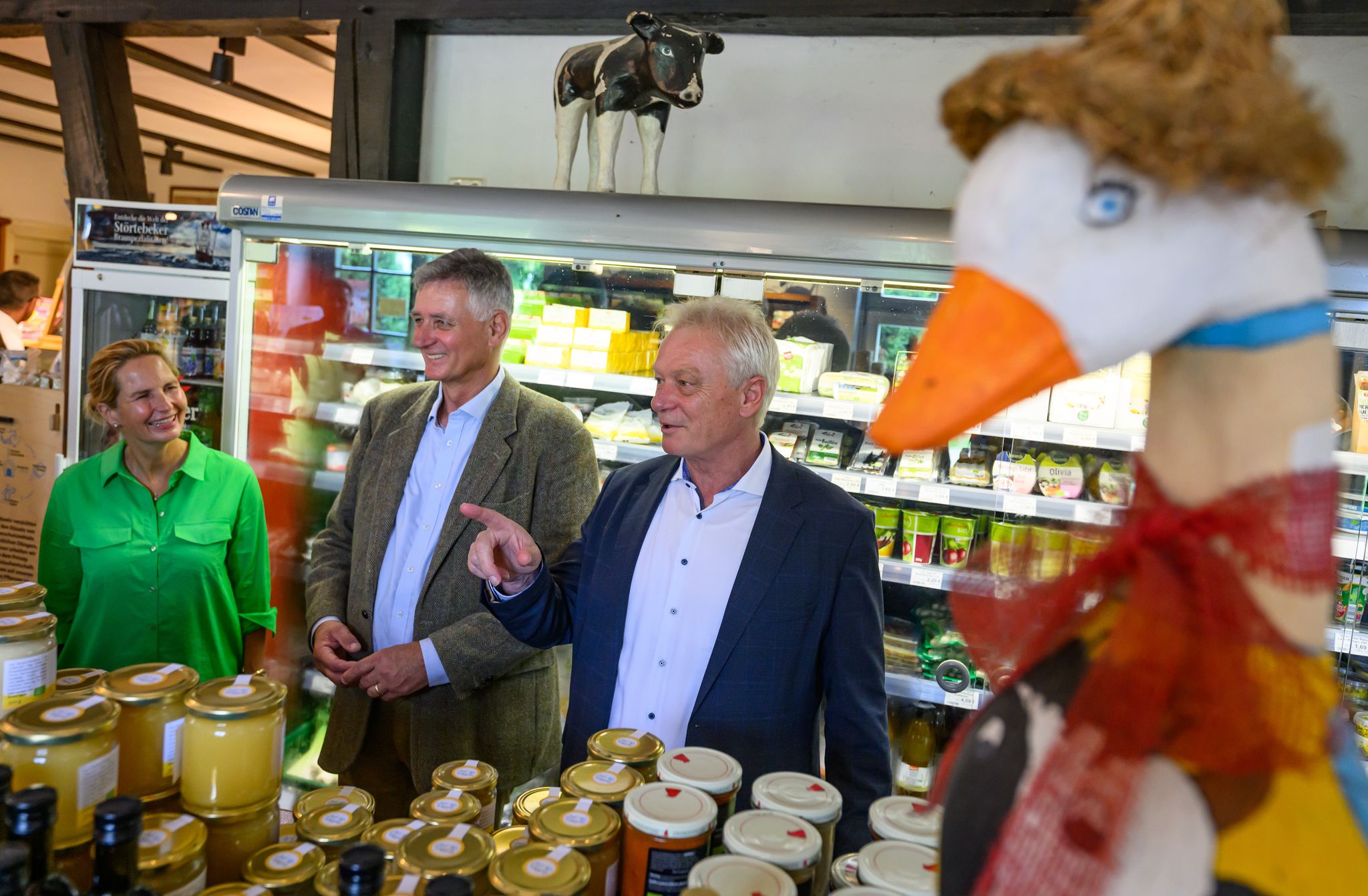 Agrarminister Rainer serviert Gästen wieder Fleisch