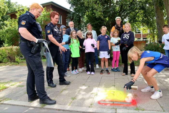 Leherheide: Gelbe Füße für sicheren Schulweg in Bremerhaven