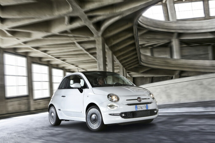 Der Fiat 500 MY23 mit 70 PS und manuellem Getriebe. Flink im Parkhaus unterwegs.