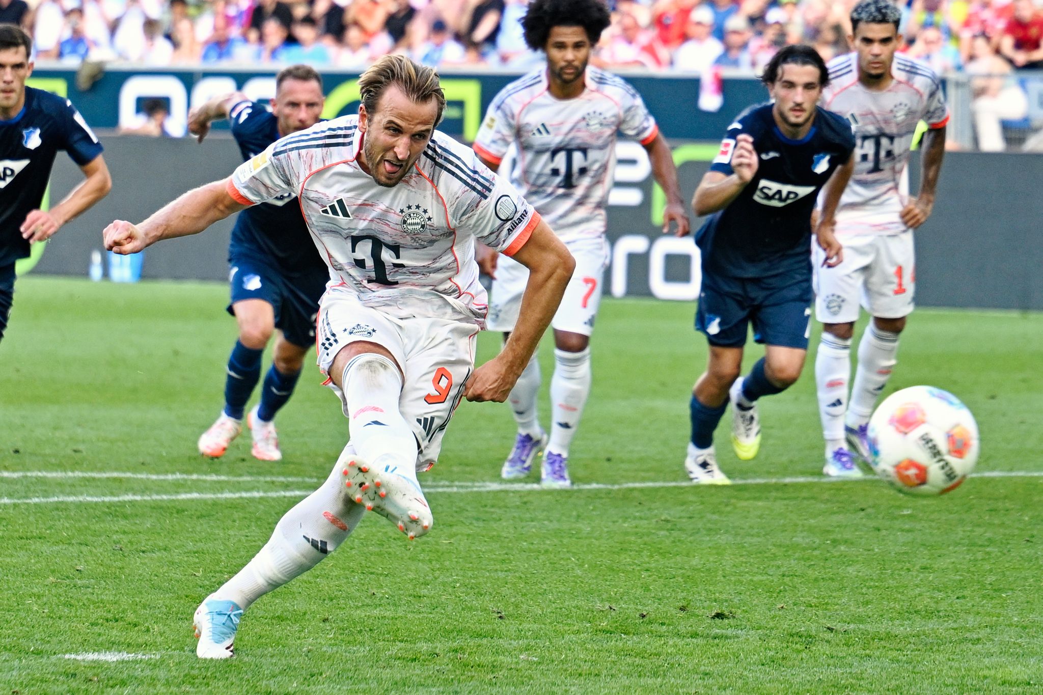 Bayerns Tormaschine grüßt Thomas Müller, während Kane mit Dreierpack glänzt