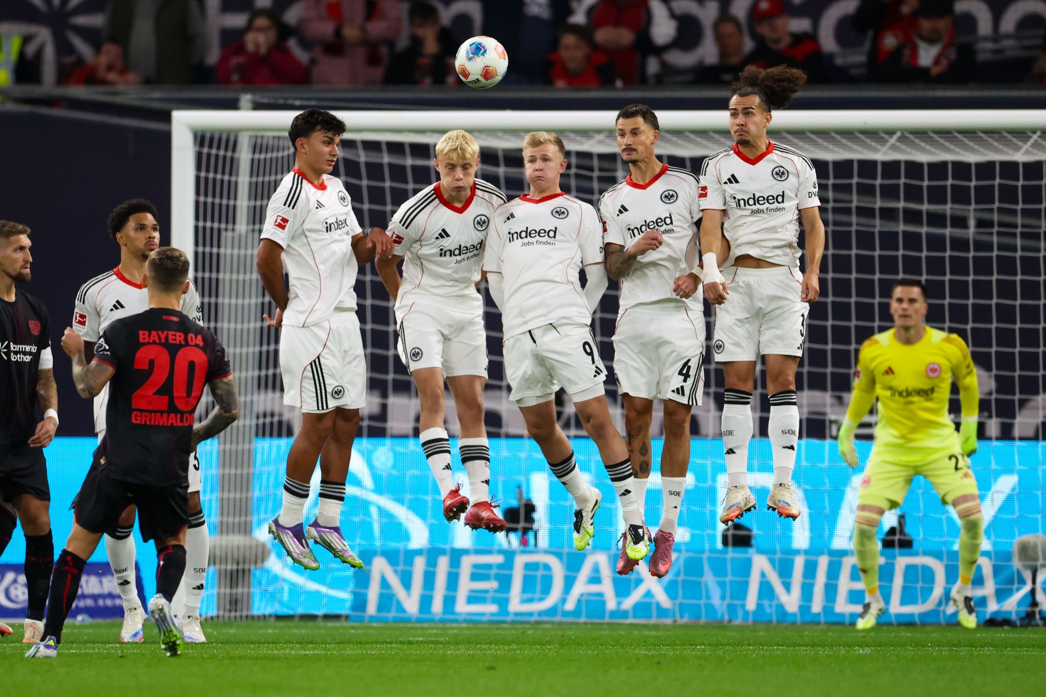 Trotz Unterzahl: Bayer schlägt Frankfurt bei Hjulmand-Debüt