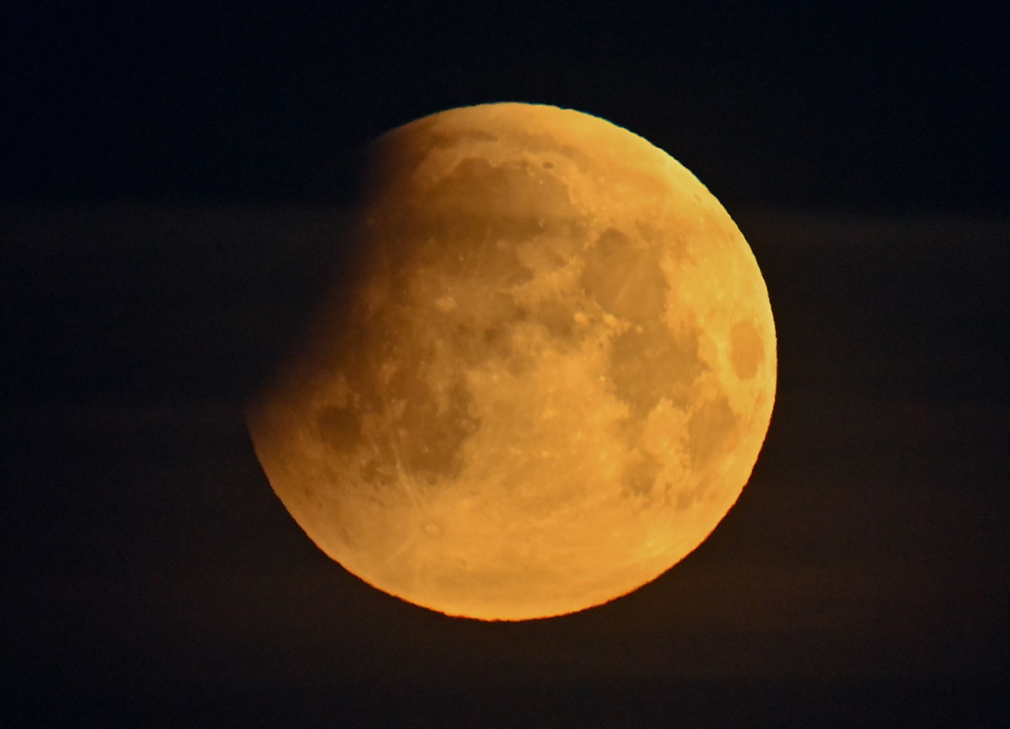 Darum ist der Mond trotz Finsternis heute nicht unsichtbar