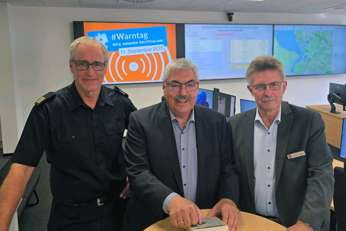 Warntag 2025 in Bremerhaven, Stadt testet erfolgreich Warnmittel. Oberbürgermeister weiht Stabsraum ein.