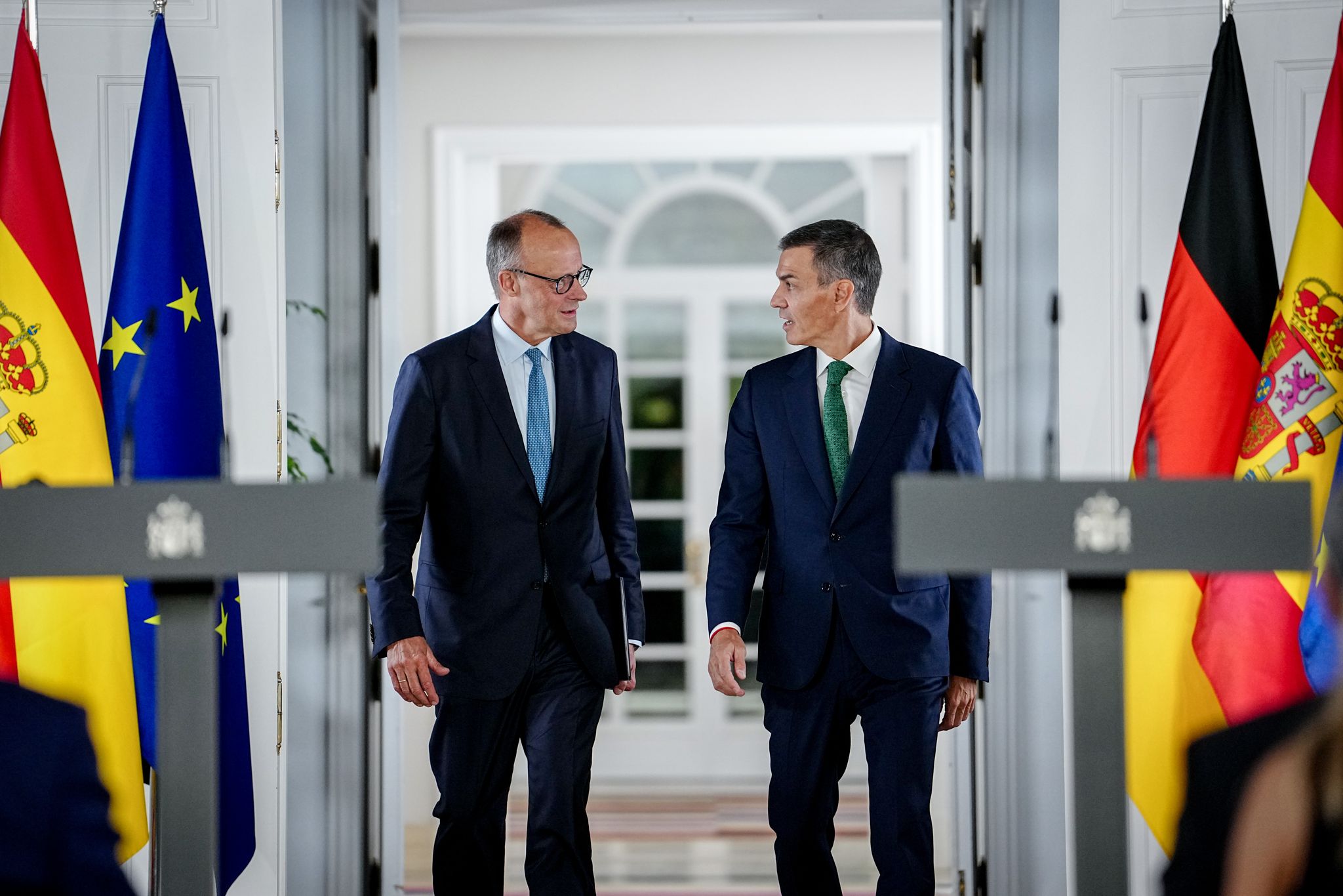 Merz zögert bei Israel-Sanktionen – Sánchez dafür