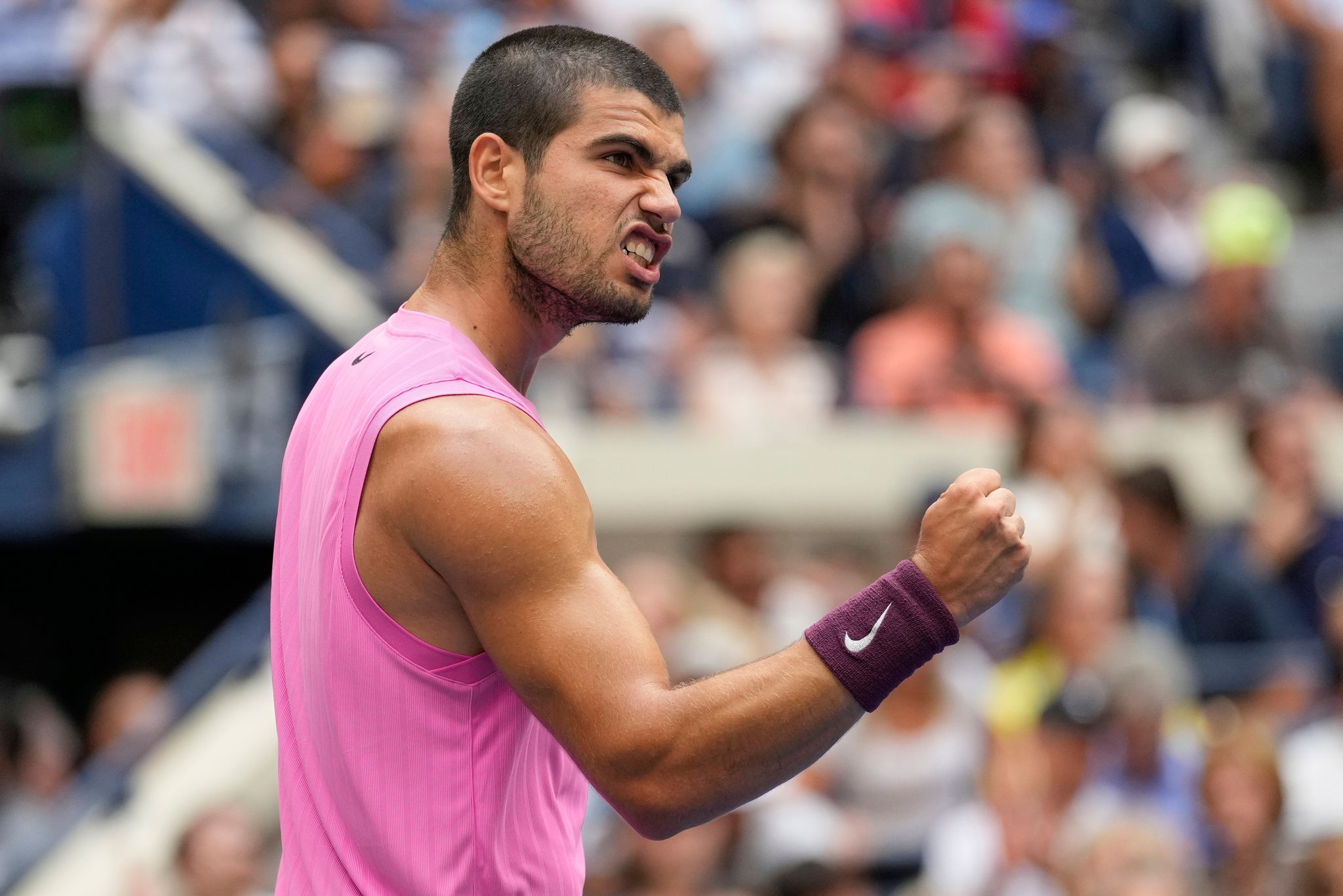 Carlos Alcaraz triumphiert über Djokovic und erreicht US Open Finale