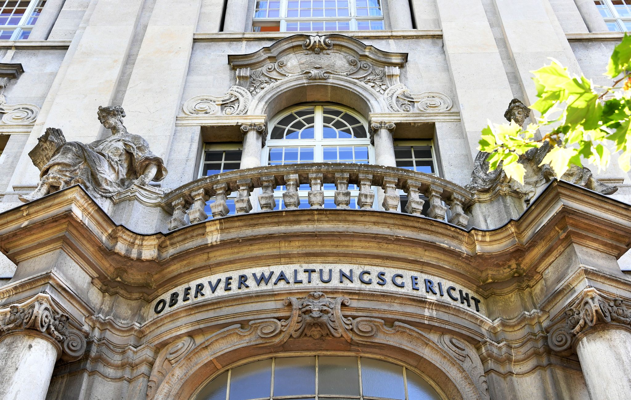 Gericht: Regierung darf Verfahren bei Afghanen aussetzen