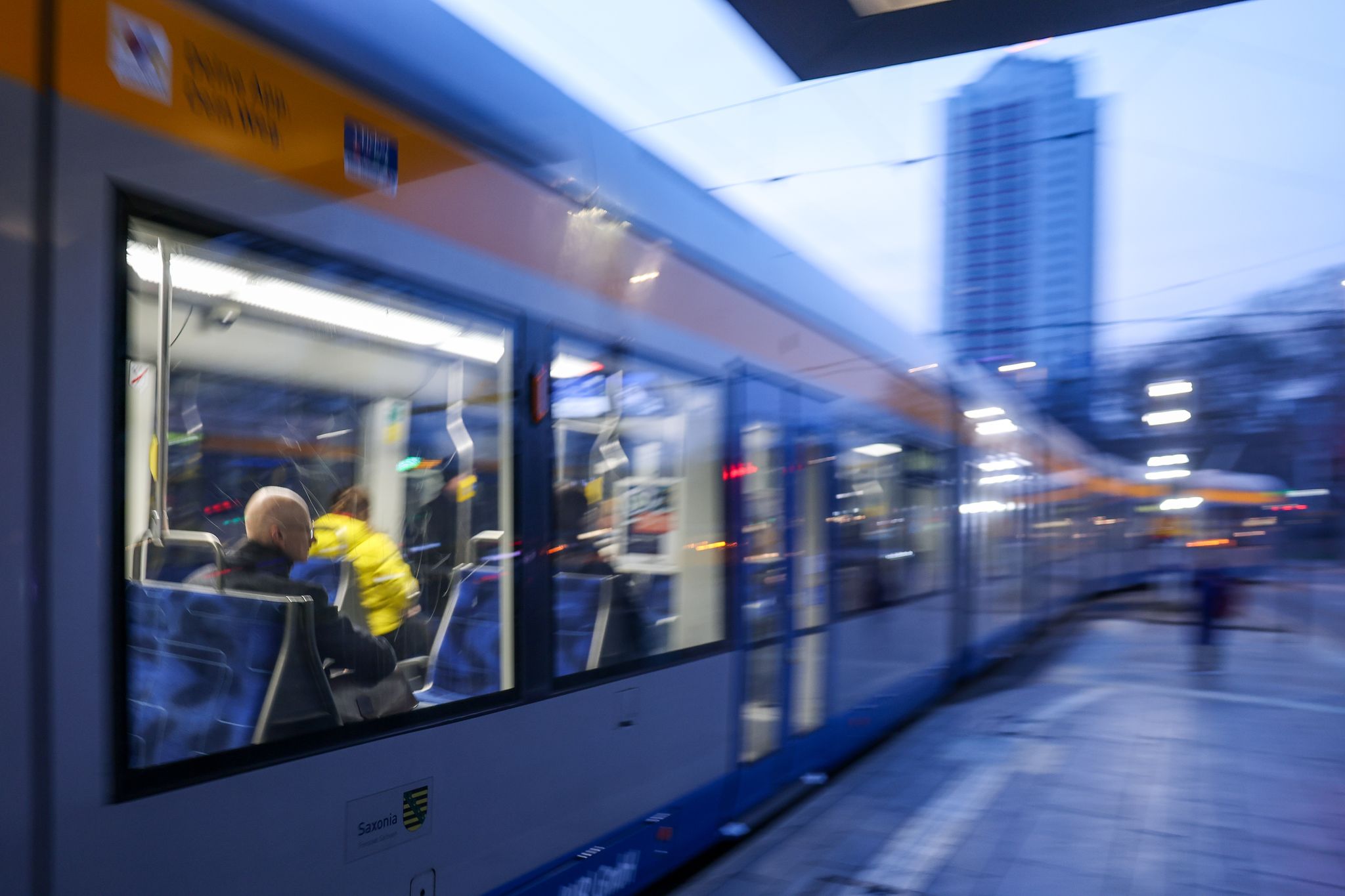Deutschlandticket verliert an Fahrt,Statistiken zeigen Rückgang im Passagieraufkommen. Preiserhöhung ab 2026 befürchtet.