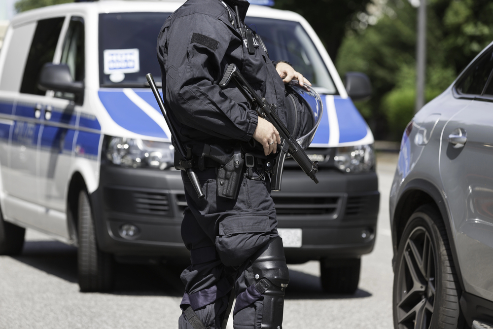 Gefährlicher Messer-Mörder auf der Flucht – Polizei warnt Bevölkerung!