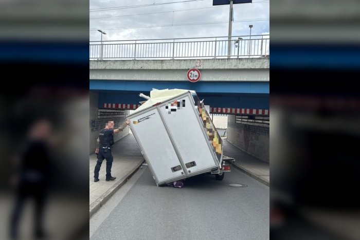 Offenbach: Fahrzeug bleibt an Brücke hängen