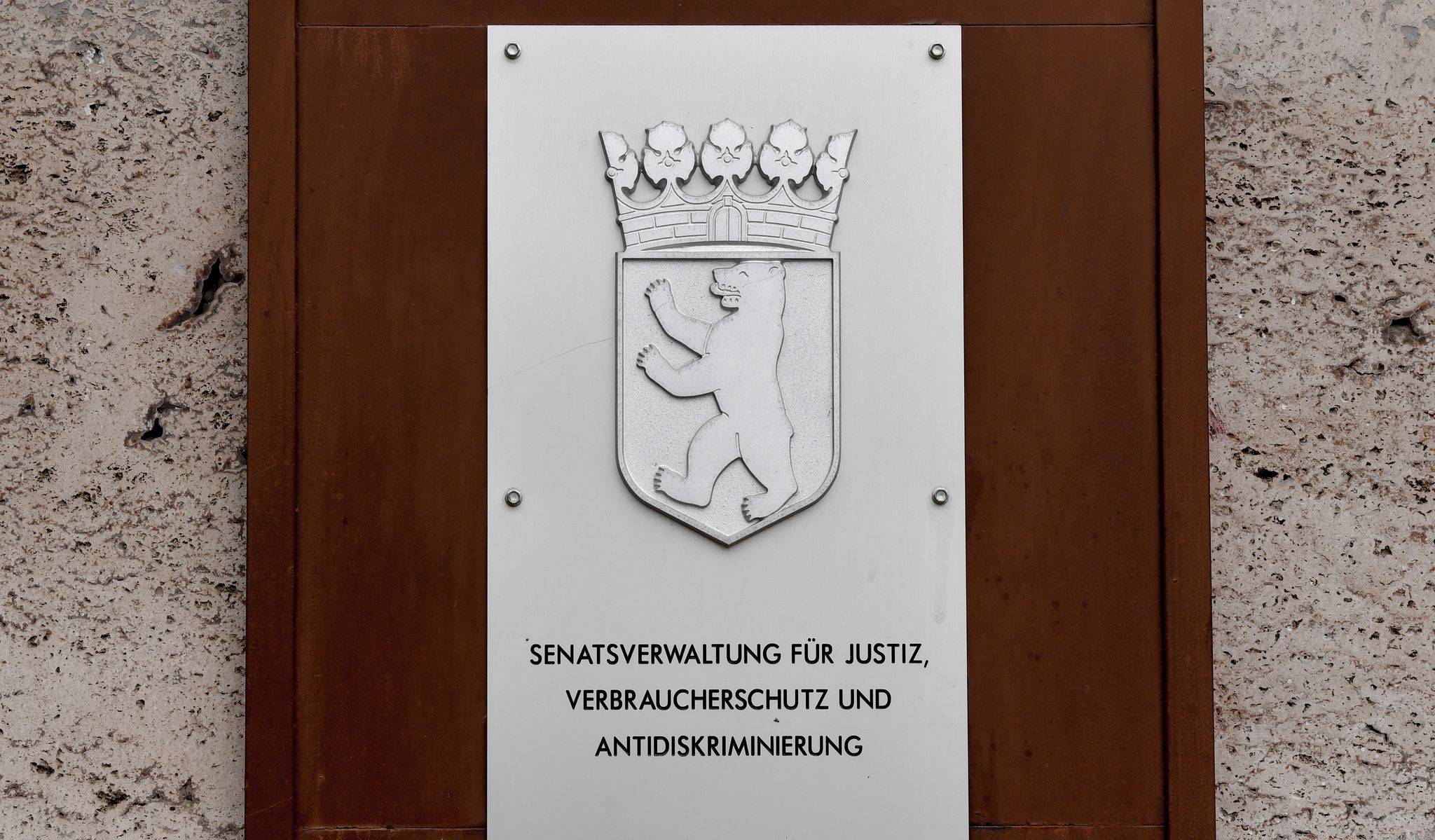 Berlin rüstet Gerichtsvollzieher mit Schutzwesten aus