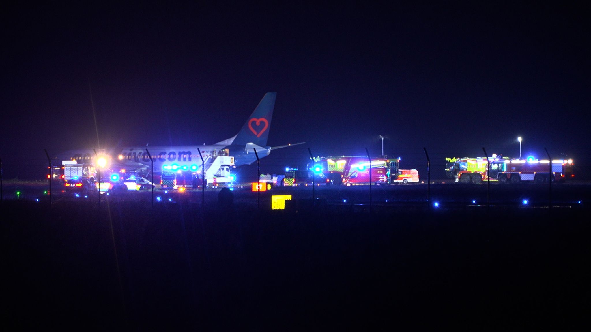 Flugzeug über Landebahn hinaus gerutscht,Flugbetrieb vorübergehend eingestellt. Passagiere unverletzt evakuiert.
