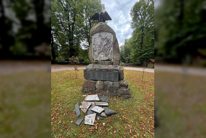 Gedenktafel beschädigt auf Vellahner Friedhof