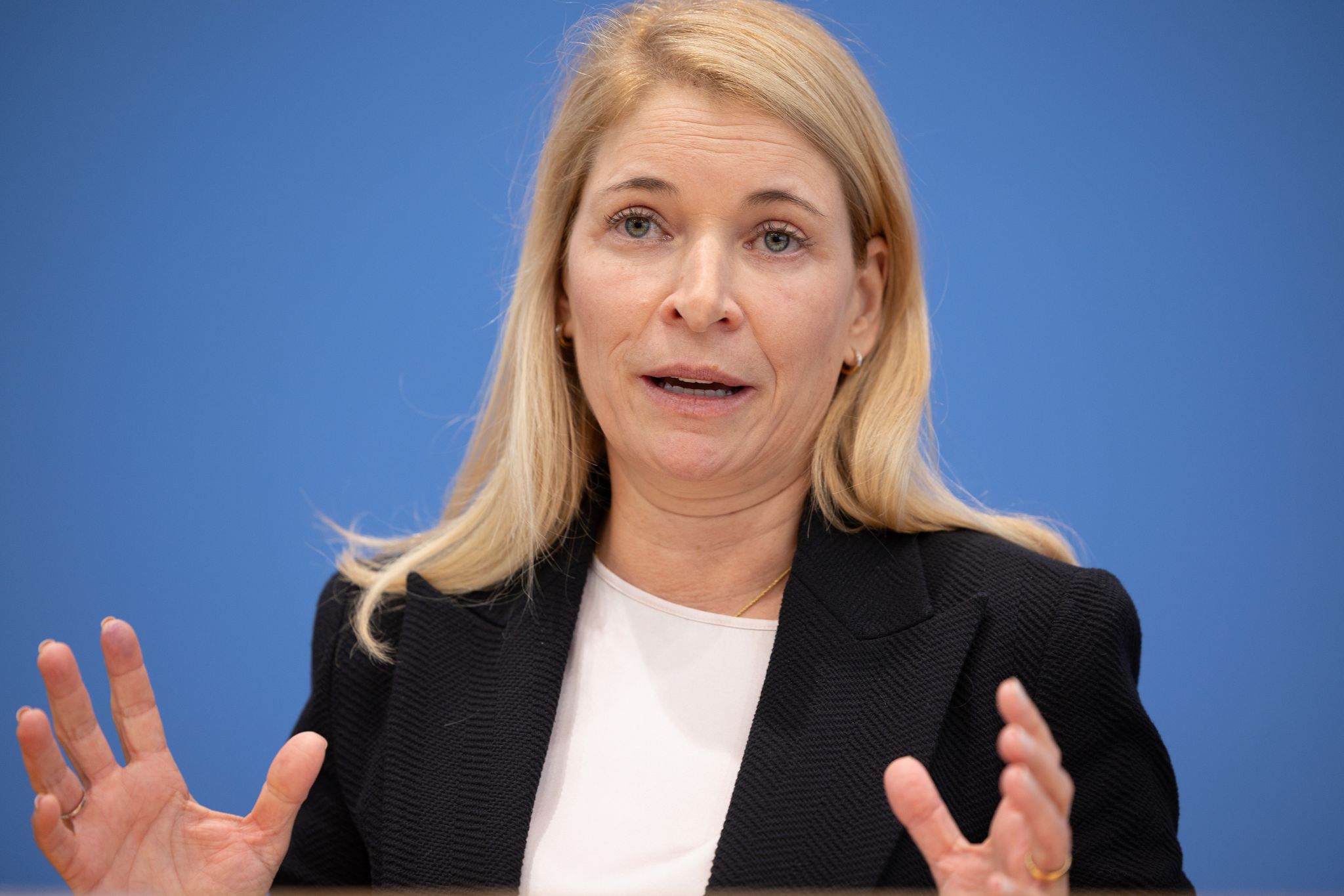 Die Gläserne Klippe: Warum Frauen in Führungspositionen bei Krisen bevorzugt werden
