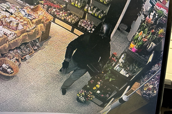 Bewaffneter Raubüberfall in Waldau: Polizei sucht Täter mit Fotos