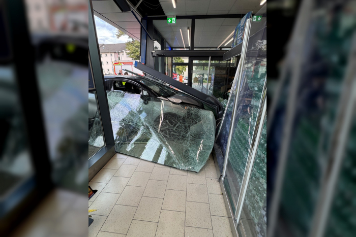 Unfall: PKW rammt Supermarkt, Feuerwehr und Polizei im Einsatz