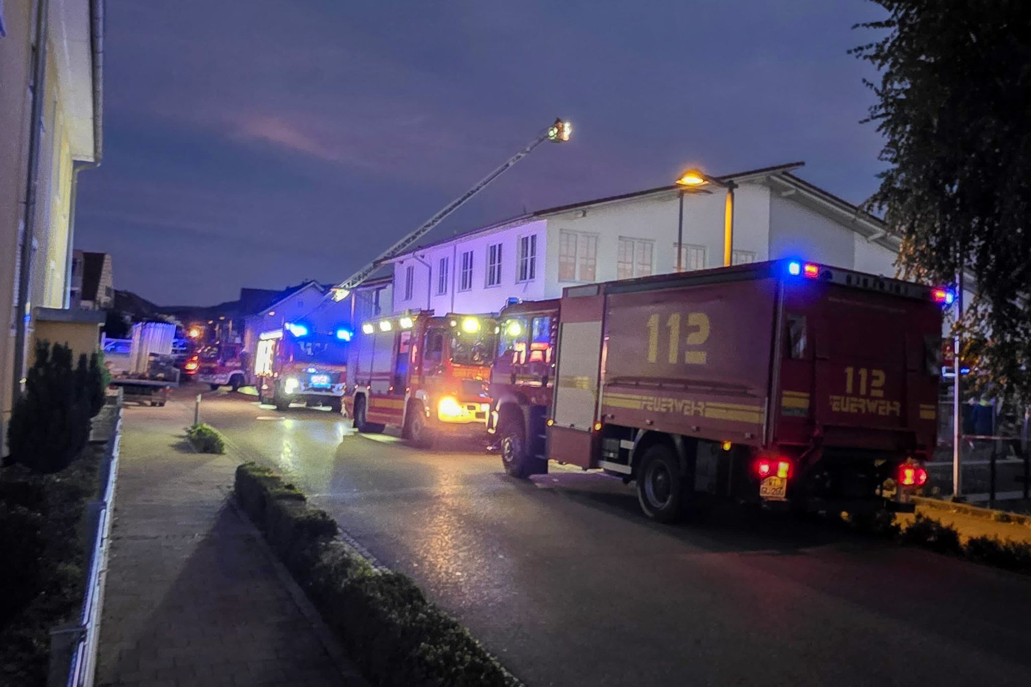 Polizei: Drei Verletzte bei Teil-Einsturz von Supermarktdach