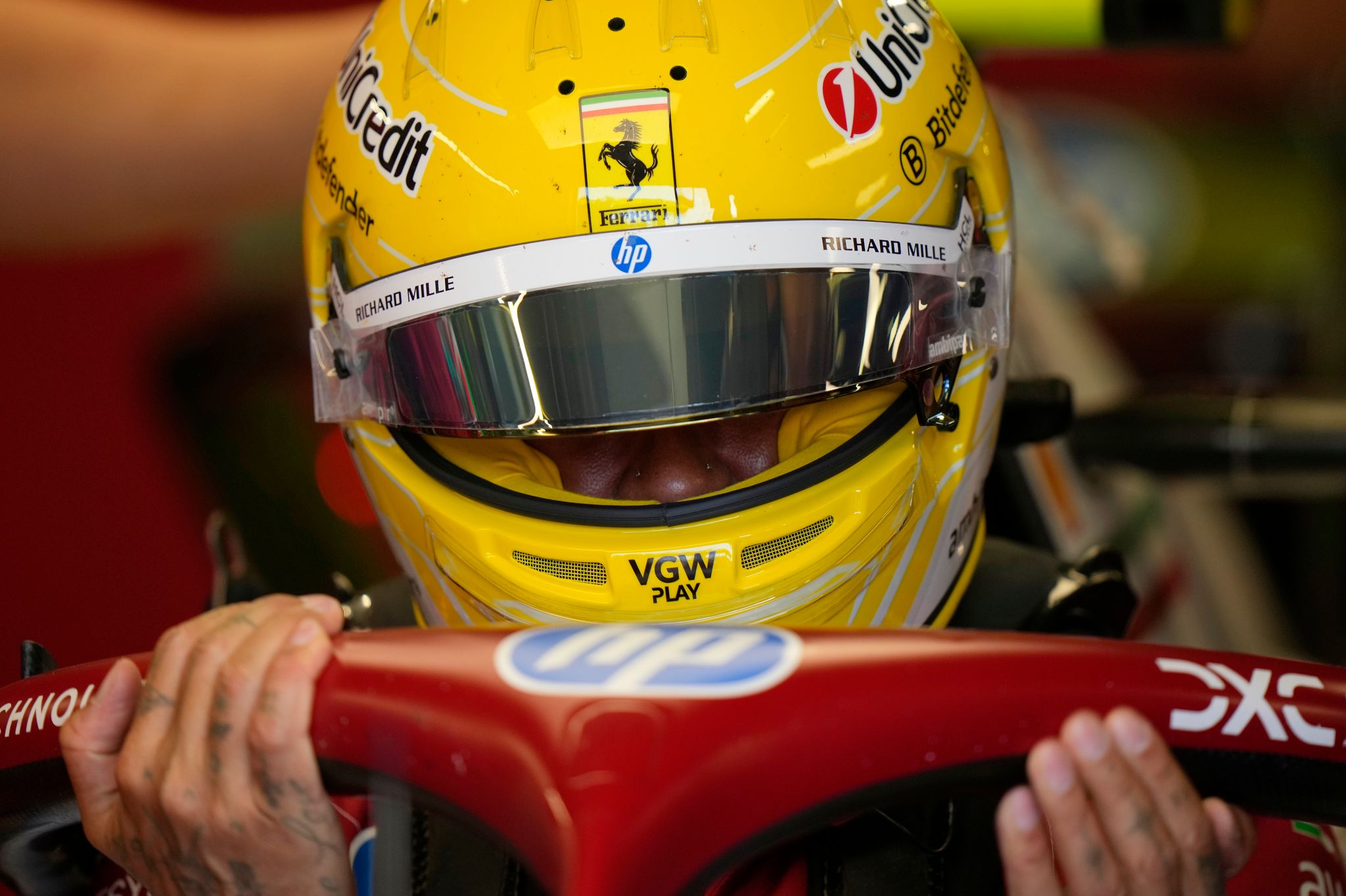 Ferrari vornweg beim Auftakt in Monza: Hamilton top
