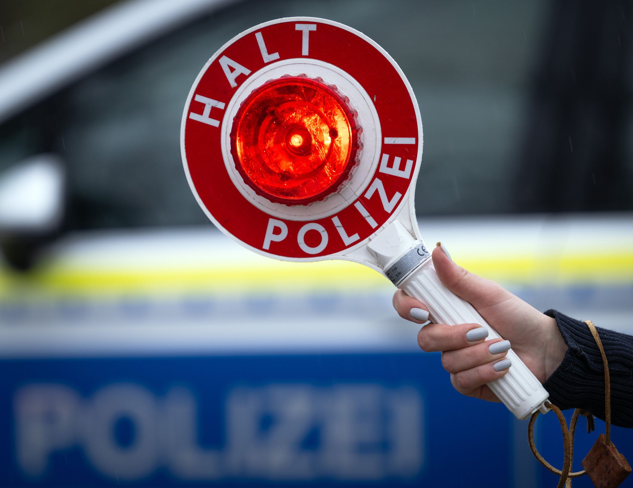 Umfrage zeigt: Deutsche Autofahrerinnen und Autofahrer fordern strengere Verkehrskontrollen
