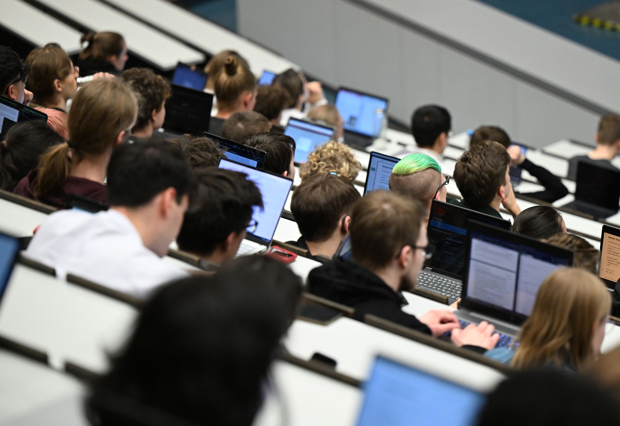 Zahl der Hochschulabschlüsse steigt leicht